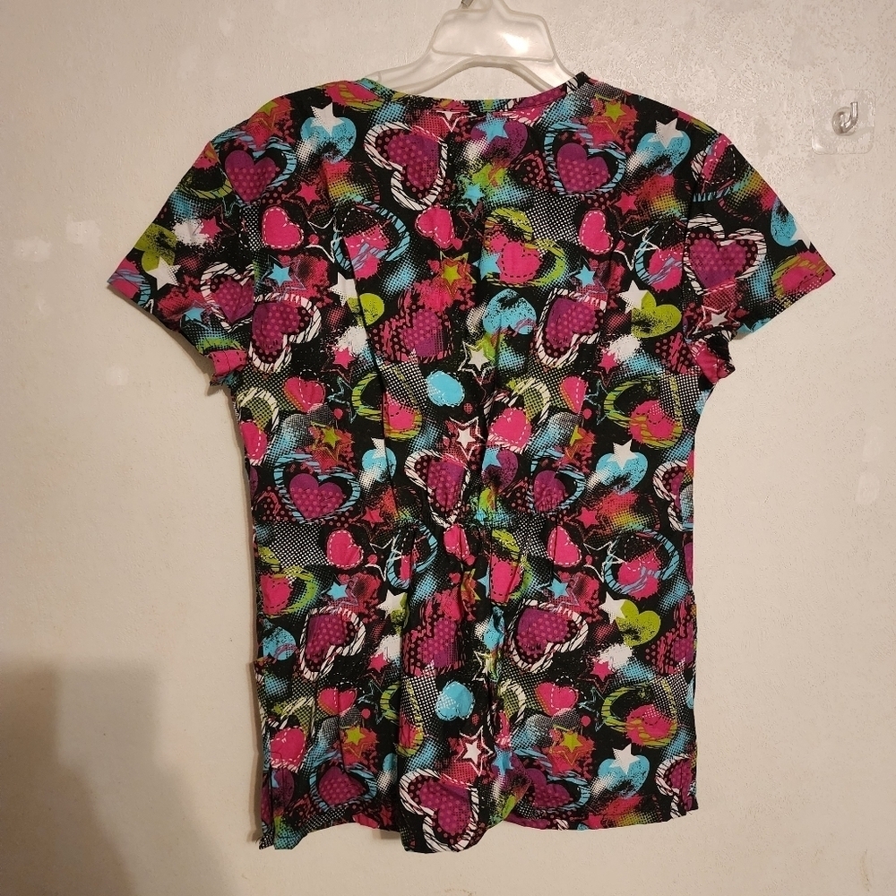 Bobbie Brooks Scrub Top Hearts Multicolor Size M NWOT - Picture 4 of 6